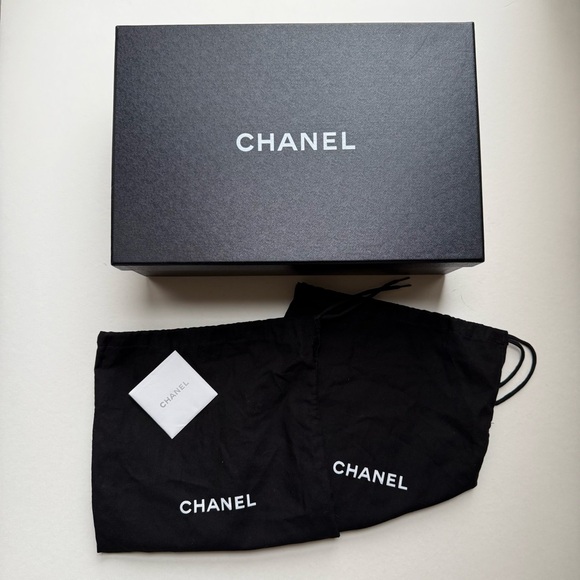 CHANEL Quilted Pink
Interlocking CC Logo T-Strap Sandals
Goatskin Size 38 - Picture 3 of 13